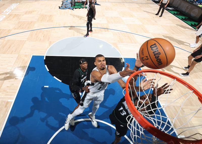 NBA季后赛｜文班亚马如天神下凡，马刺夺回主场优势
